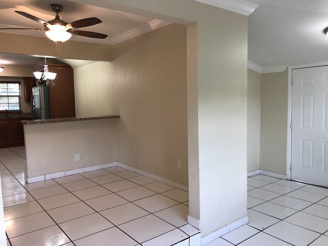 Building Photo - 812 W Lakewood Rd