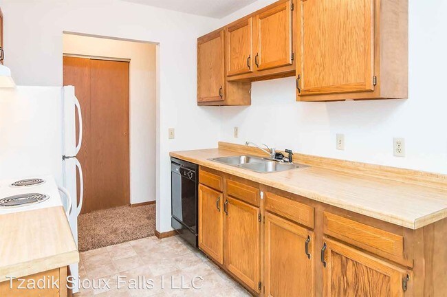 Building Photo - 2 br, 1 bath Apartment - 1900 W 6th St.