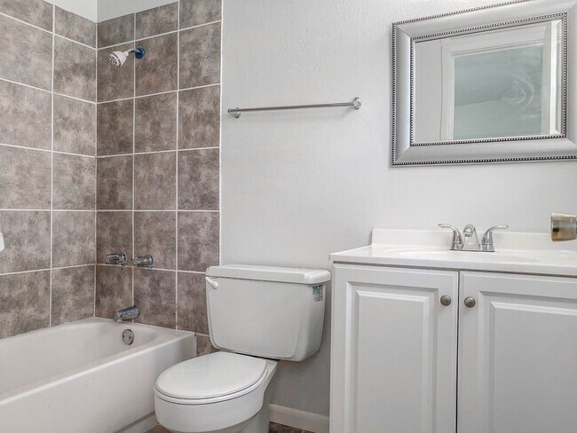 Building Photo - Pre-Leasing - 3 bed 2 bath