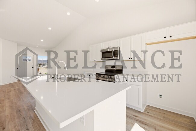 Building Photo - 5243 N Pinecrest Ct