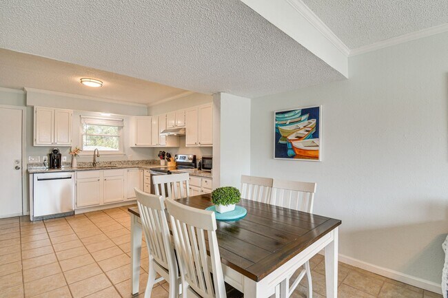 Building Photo - FULLY FURNISHED!!! 2 BEDROOM TOWNHOME IN P...