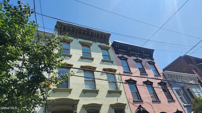 Building Photo - 11 Elm St