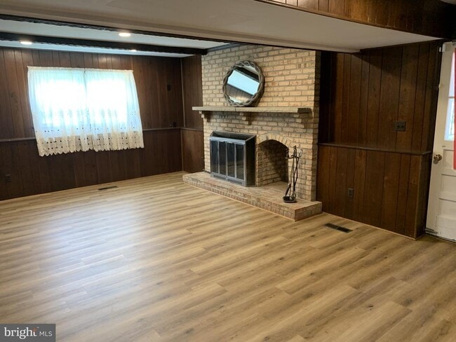 Building Photo - 18 Flanders Ridge Ct