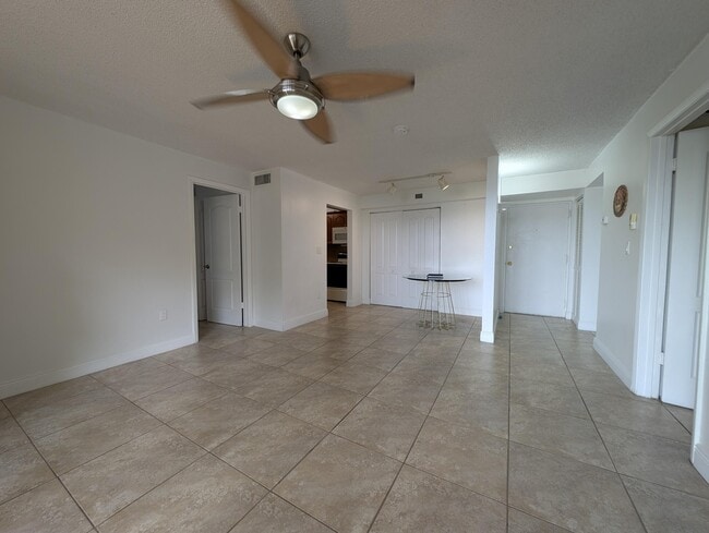 Building Photo - 1720 NW N River Dr