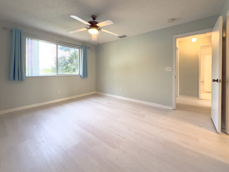 Building Photo - 1705 SW 110th Ter