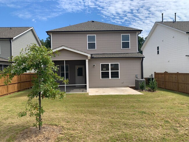 Building Photo - AMAZING LOCATION, Fantastic 3 Bed Home, In...