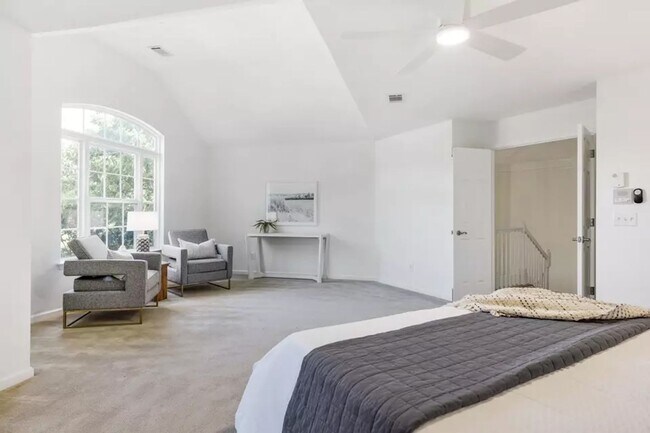 Building Photo - Executive 5BR / 4.5BA Rental In Bellevue