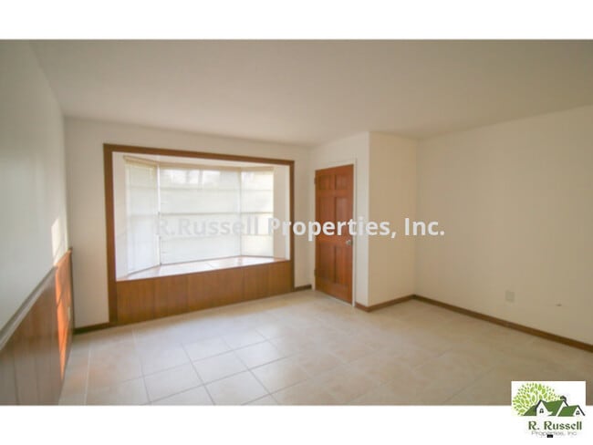 Building Photo - Cute home located right in the center of A...