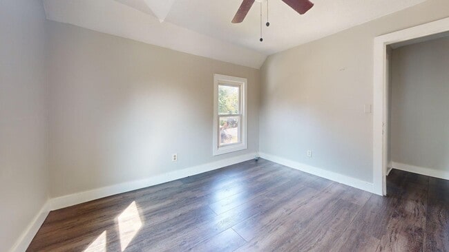 Building Photo - Updated 3 bedroom/1.5 bathroom, Single Fam...