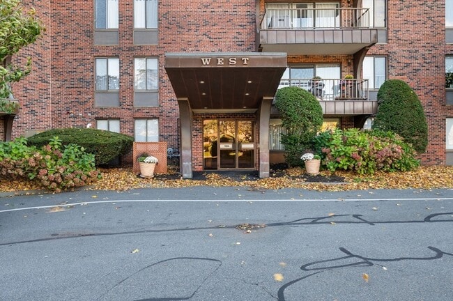 Building Photo - 1004 Paradise Rd