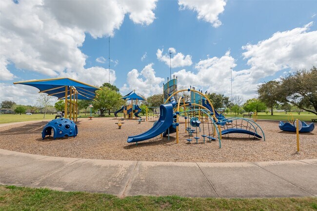 Building Photo - 1915 Mustang Springs Dr