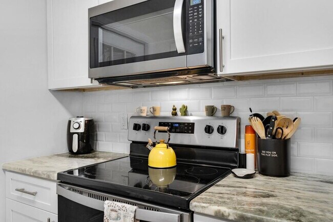 Building Photo - "Charming 2-Bed Townhouse in Fort Walton Beach"