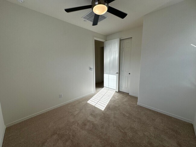 Building Photo - RECKER AND RAY MOVE IN READY 4 BEDROOM 2.5 BATHROOM HOME PERFECTLY LOCATED