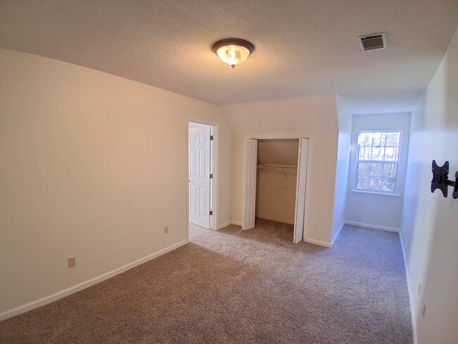 Building Photo - 885 Bit Ct