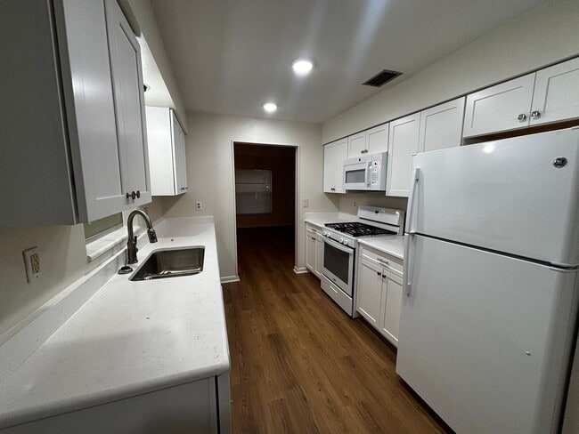 Building Photo - 2/2 Home in Silver Springs Shores