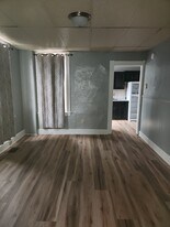 Building Photo - 228 S Pine St