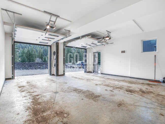Building Photo - Luxury 5 Bedroom Single Family Home