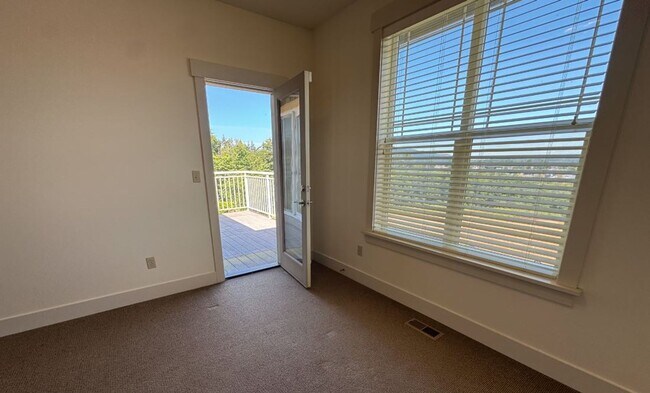 Building Photo - End Unit, 3 Bed, 2.5 Bath PLUS Bonus Room, Anacortes