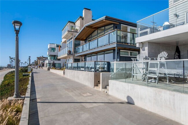 Building Photo - 816 The Strand