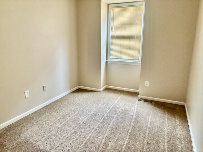 Building Photo - 3 bedroom/1.5 bathroom-Courthouse Green