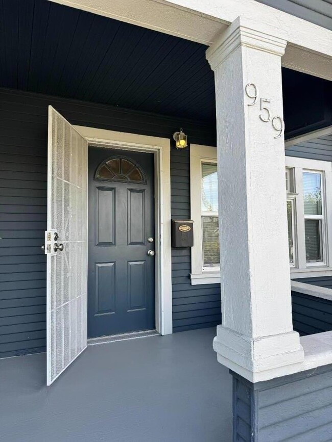 Building Photo - 961 S 7th St