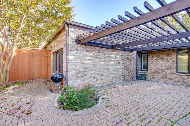 Building Photo - Easy Townhouse Living