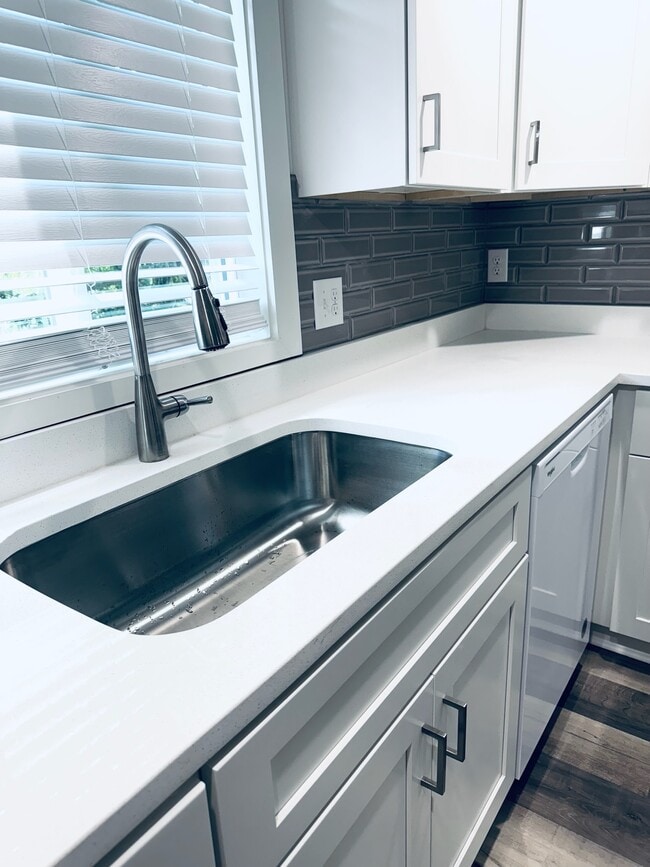 Building Photo - 510 N 2nd Ave