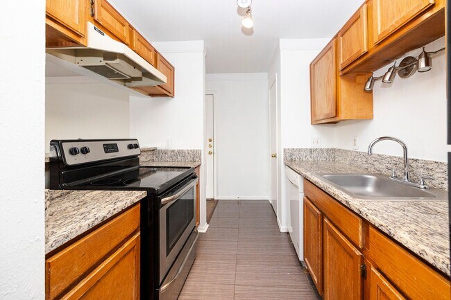 Building Photo - 18333 Roehampton Dr