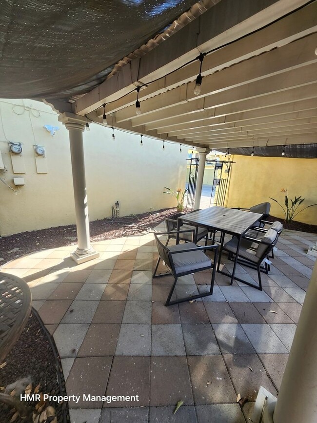 Building Photo - Beautilful 1-bedroom Upstairs Apartment in Pomona