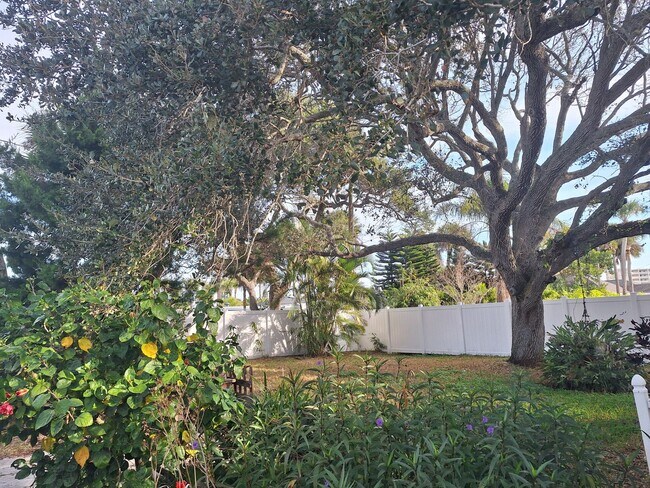 Building Photo - WALK TO THE BEACH - 3BR 2BA PARTIALLY FURNISHED