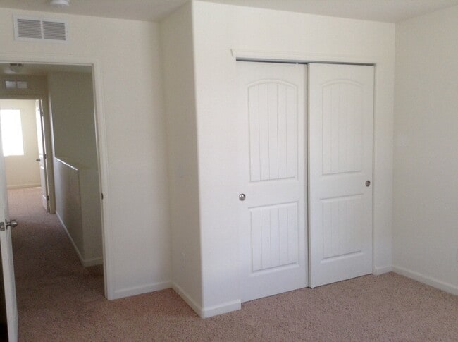 Building Photo - 3 BEDROOM, 2.5 BATHROOM, SADDLE RIDGE TWIN...
