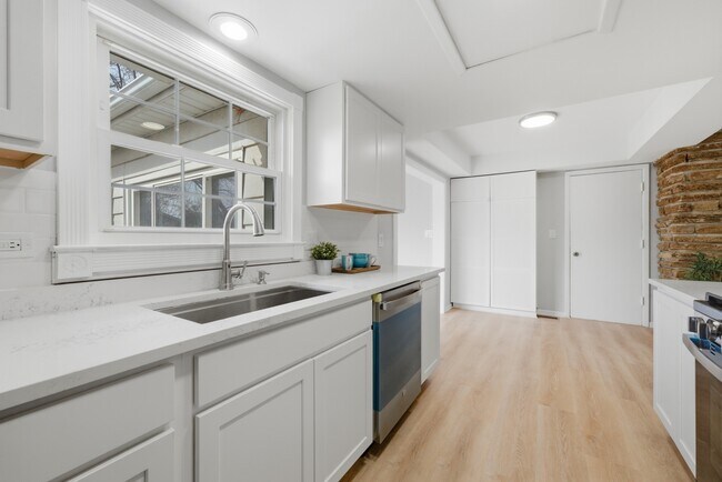 Building Photo - 593 Bristol Ln