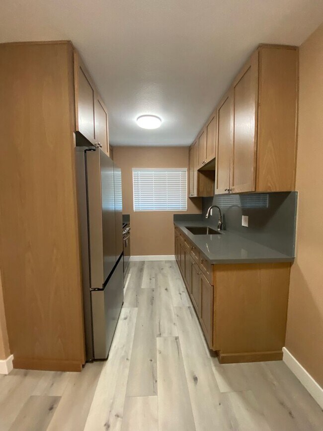 Building Photo - NEWLY RENOVATED 1 BEDROOM/1 BATH!