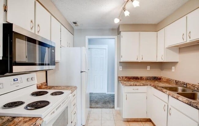 Building Photo - Walking distance to UNMC - Just open!