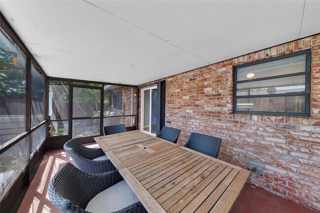 Building Photo - 608 NE 21st Ct