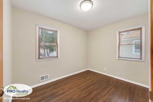 Building Photo - Recently Remodeled 3 Bedroom Home