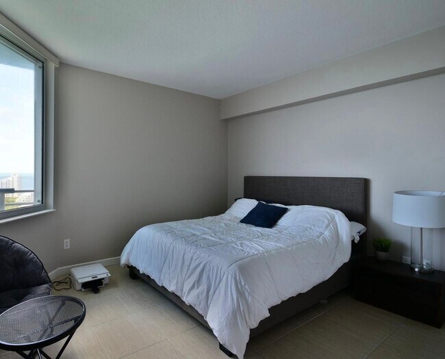 Building Photo - Two-Bedroom Residence with Bay and River V...