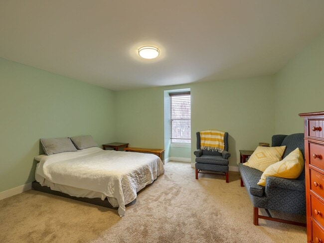 Building Photo - 207 Calder St
