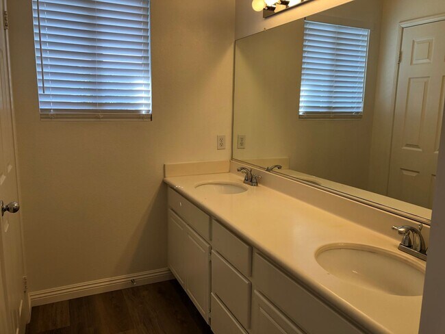 Building Photo - CHARMING 3 BR/2.5 BATH  " TWELVE PICKET LA...