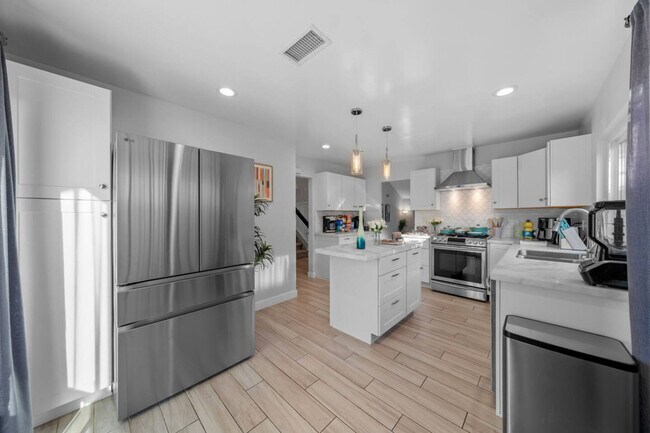 Building Photo - 9737 Benavente Pl