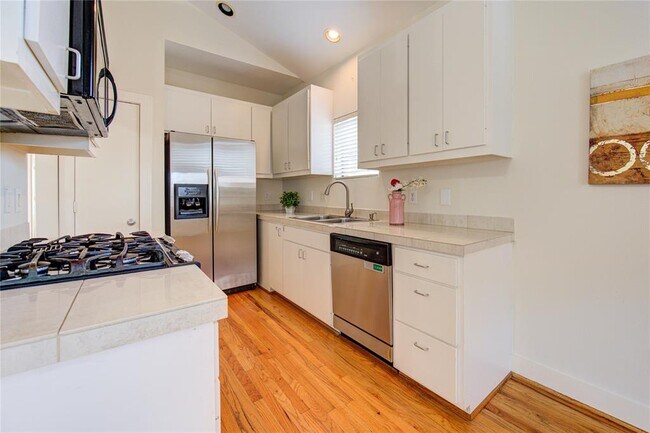 Building Photo - 8656 Meadowcroft Dr
