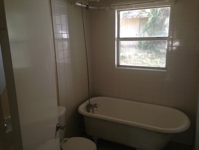 Building Photo - 1104 N LBJ Dr