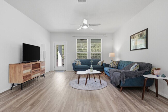 Building Photo - Modern 3BR Home with Main-Floor Primary!