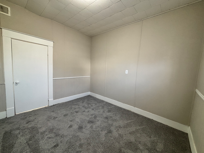 Building Photo - Newly Renovated 2 bedroom 1 bath in the he...