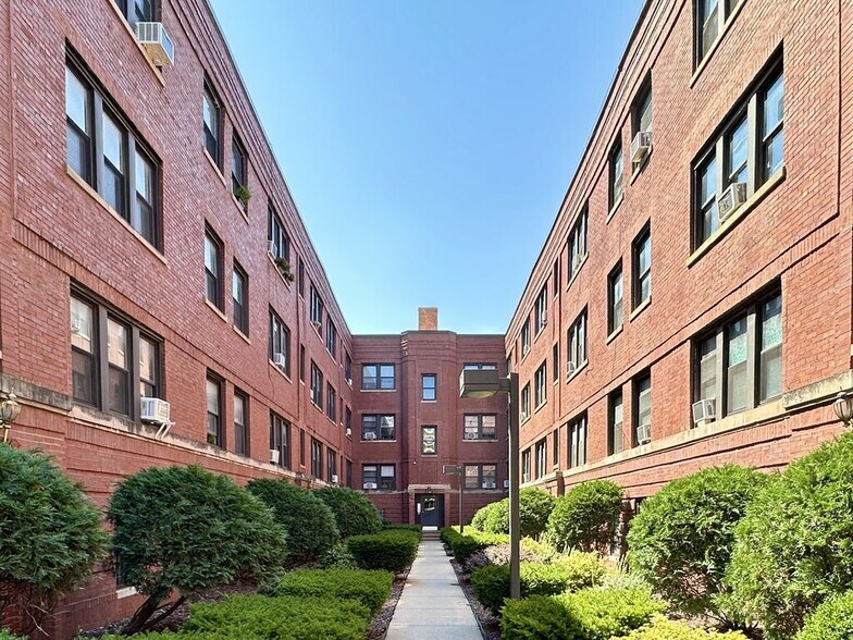 Primary Photo - 5748 N Winthrop Ave