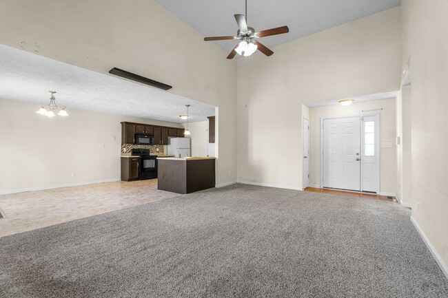 Building Photo - COMING SOON!    Cute home close to shoppin...