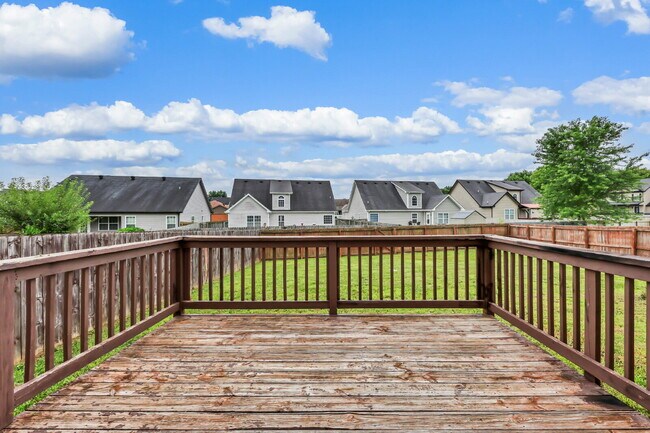 Building Photo - Wonderful 2-story home close to Ft. Campbell