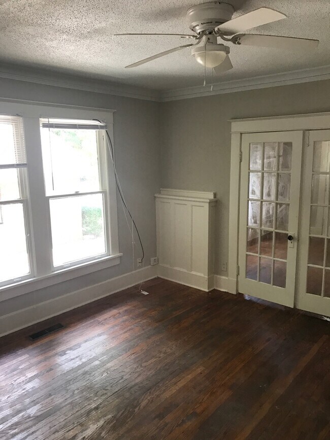 Building Photo - 4 Bed, 2 Bath Near UOM