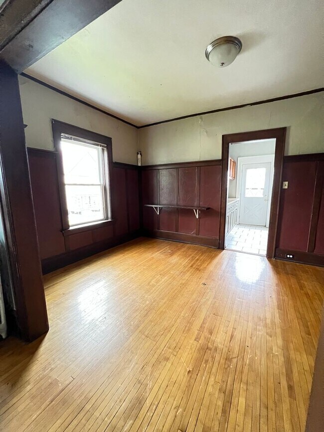 Building Photo - AVAILABLE JUNE -  4 Bed 1 Bath Townhome