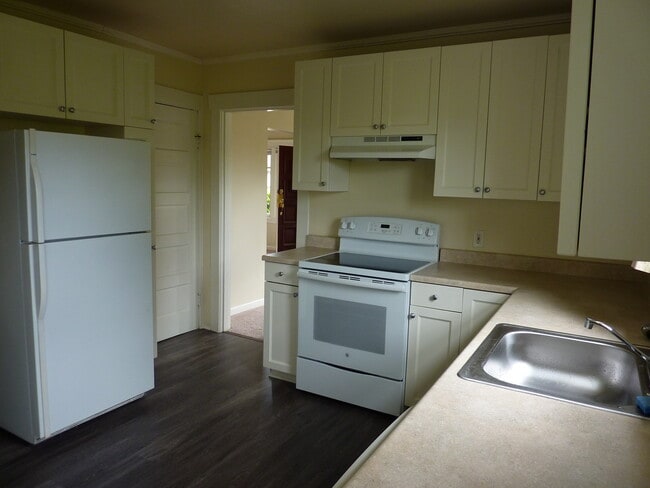 Building Photo - 731 S 49th St